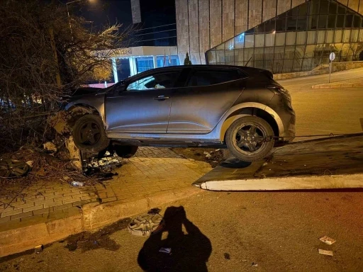 Elazığ&rsquo;da otomobil istinat duvarına &ccedil;arptı: 1 yaralı
