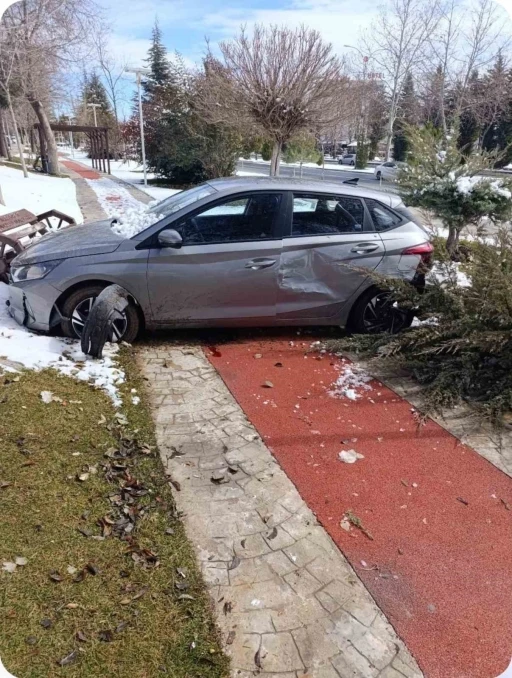 Elazığ&rsquo;da otomobil kaldırıma &ccedil;ıktı: 1 yaralı
