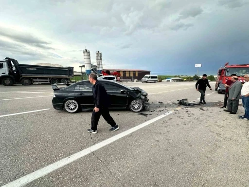 Elazığ’da otomobil kamyona çarptı: 1 yaralı
