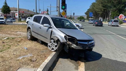 Elazığ’da otomobil refüje çıktı: 4 yaralı
