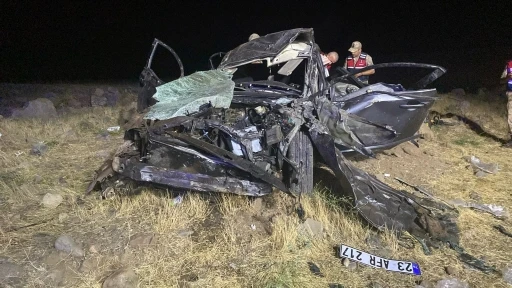 Elazığ’da otomobil şarampole devrildi: 2 ölü, 3 yaralı
