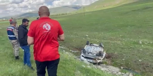 Elazığ&rsquo;da otomobil şarampole devrildi: 3 yaralı

