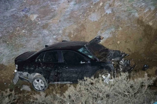Elazığ&rsquo;da otomobil şarampole u&ccedil;tu: 2&rsquo;si ağır 5 yaralı
