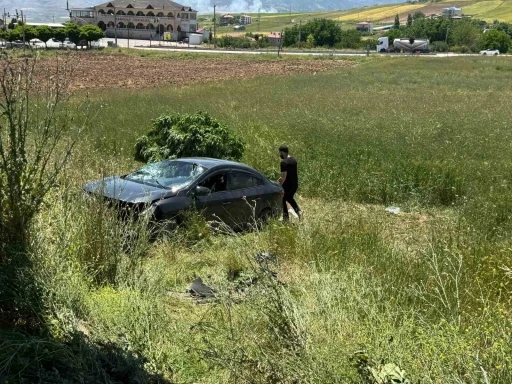Elazığ&rsquo;da otomobil tarlaya u&ccedil;tu: 3 yaralı
