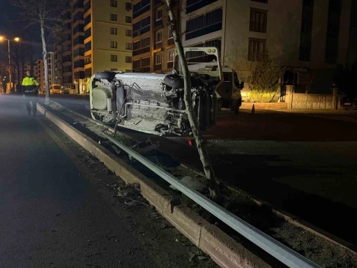Elazığ&rsquo;da otomobil yan yattı: 1 yaralı
