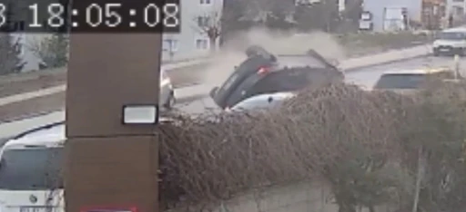Elazığ&rsquo;da otomobilin ters d&ouml;nd&uuml;ğ&uuml; kazanın g&ouml;r&uuml;nt&uuml;leri ortaya &ccedil;ıktı
