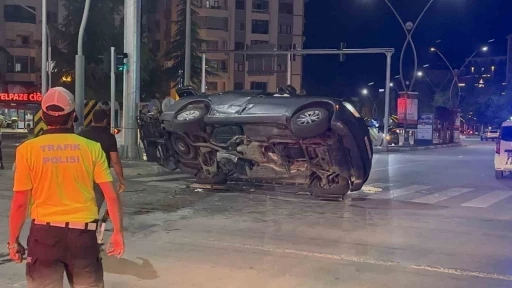 Elazığ&rsquo;da otomobille &ccedil;arpışan  ara&ccedil; yan yattı: 11 yaralı
