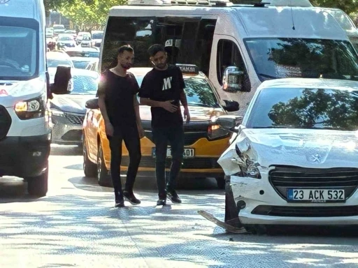 Elazığ&rsquo;da otomobiller &ccedil;arpıştı: 2 yaralı
