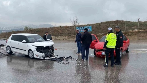 Elazığ&rsquo;da otomobiller &ccedil;arpıştı: 3 yaralı
