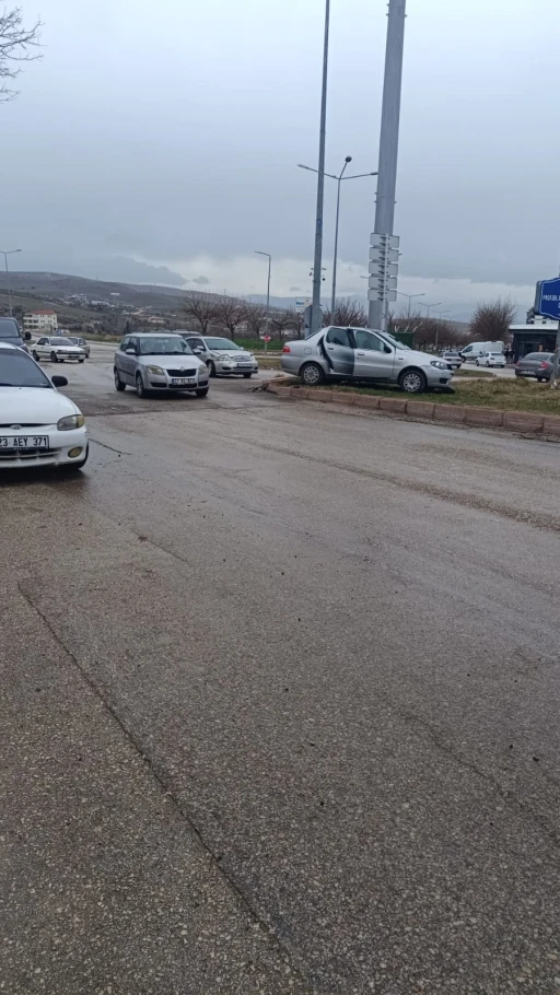 Elazığ&rsquo;da otomobiller &ccedil;arpıştı: 3 yaralı
