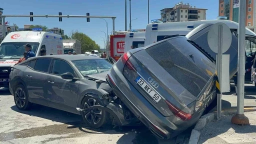 Elazığ&rsquo;da otomobiller &ccedil;arpıştı: 5 yaralı

