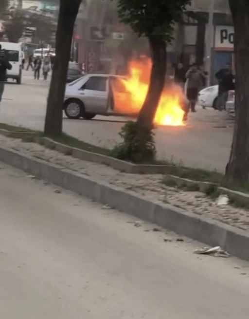 Elazığ’da park halindeki araç alev alev yandı
