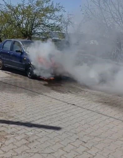 Elazığ’da park halindeki otomobil alev alev yandı
