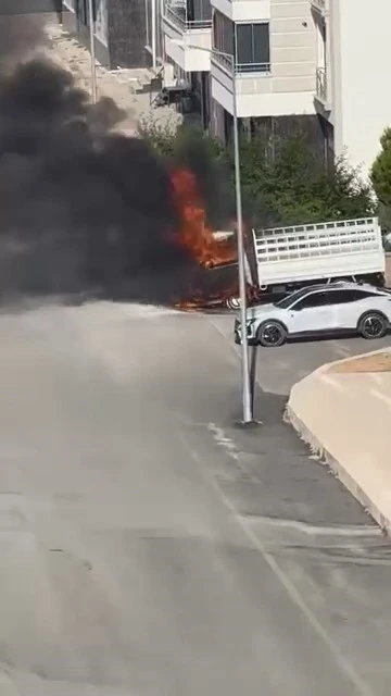Elazığ&rsquo;da pikap alev topuna d&ouml;nd&uuml;
