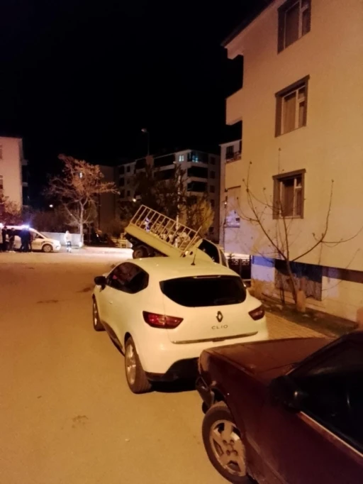 Elazığ’da pikap apartman bahçesine uçtu
