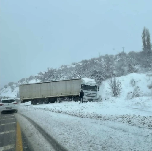 Elazığ&rsquo;da şarampole kayan tır kara saplandı
