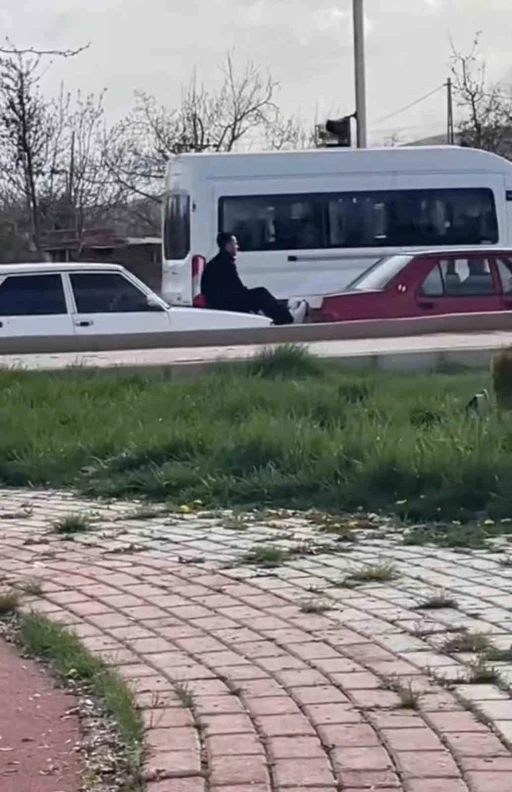 Elazığ’da şaşırtan olay: İki Fiat Tofaş’ın arasına girip halat görevi gördü
