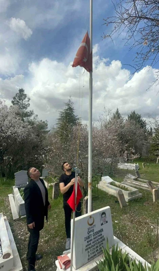 Elazığ&rsquo;da şehitlikteki bayraklar değiştirildi
