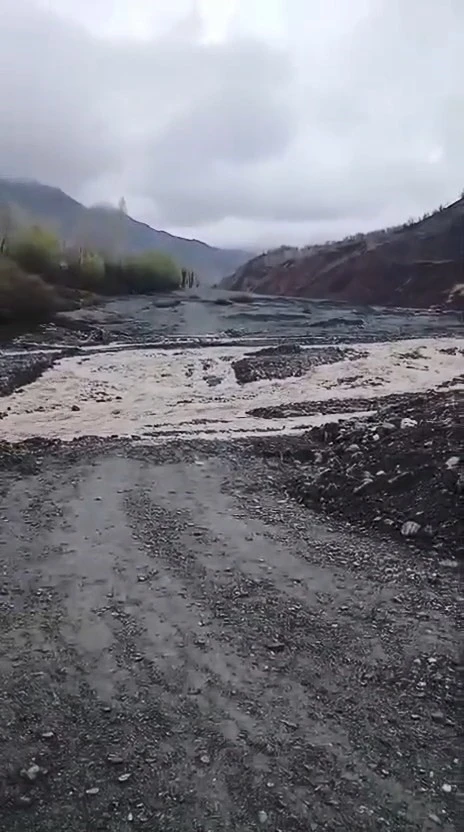 Elazığ&rsquo;da selden dolayı kapanan yolda &ccedil;alışma başlatıldı
