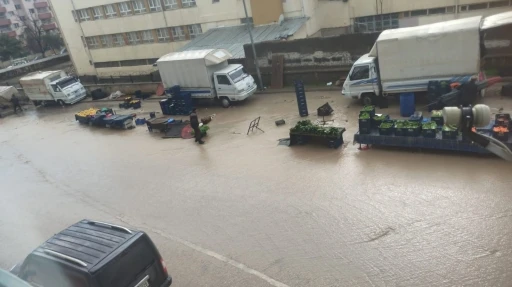 Elazığ’da semt pazarını su bastı: Kasa ve şemsiyeler sel sularına kapıldı
