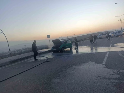 Elazığ’da seyir halindeki araç alev aldı
