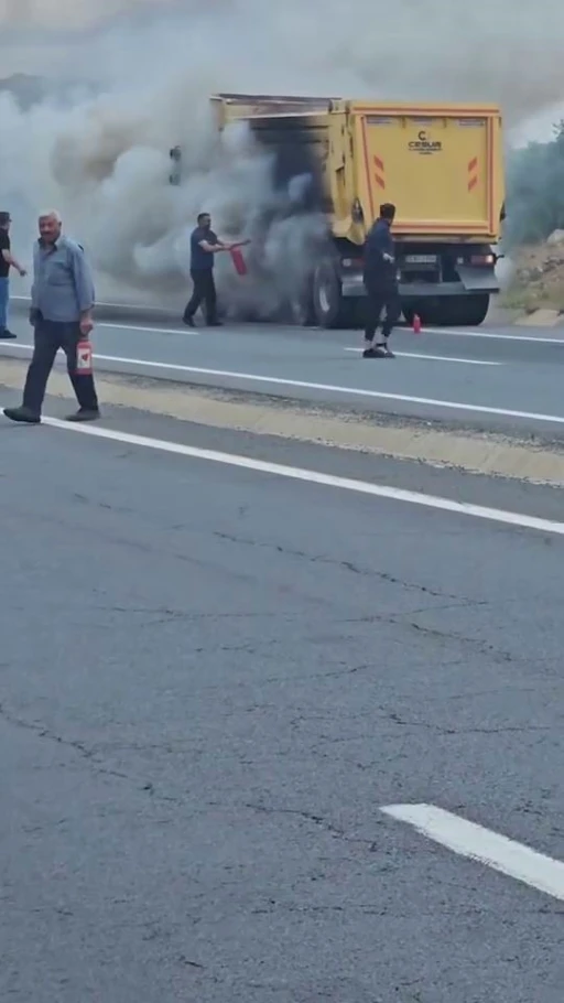 Elazığ’da seyir halindeki kamyon alev aldı
