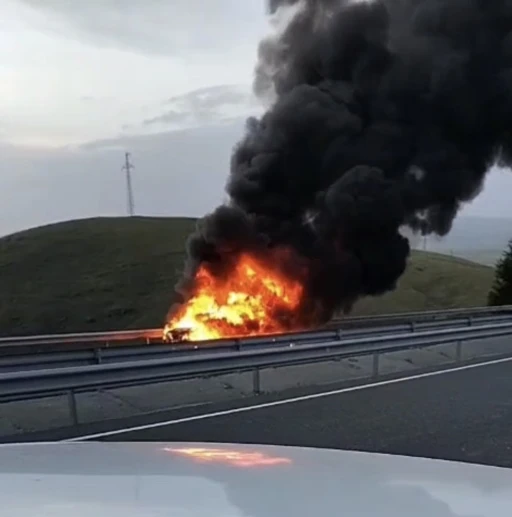 Elazığ&rsquo;da seyir halindeki otomobil alev topuna d&ouml;nd&uuml;
