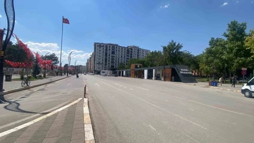 Elazığ’da sıcaklık 40 dereceye yaklaştı, caddeler boş kaldı
