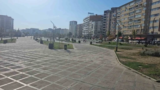 Elazığ’da sıcaklıklar etkisini sürdürüyor, cadde ve sokaklar boş kaldı
