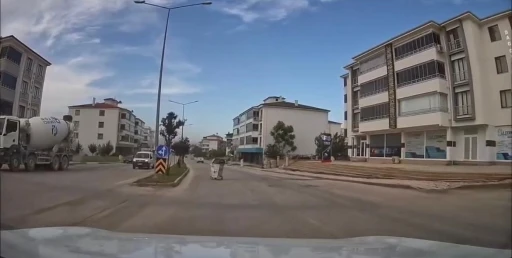 Elazığ’da şiddetli fırtına çöp konteynerini adeta gezintiye çıkardı

