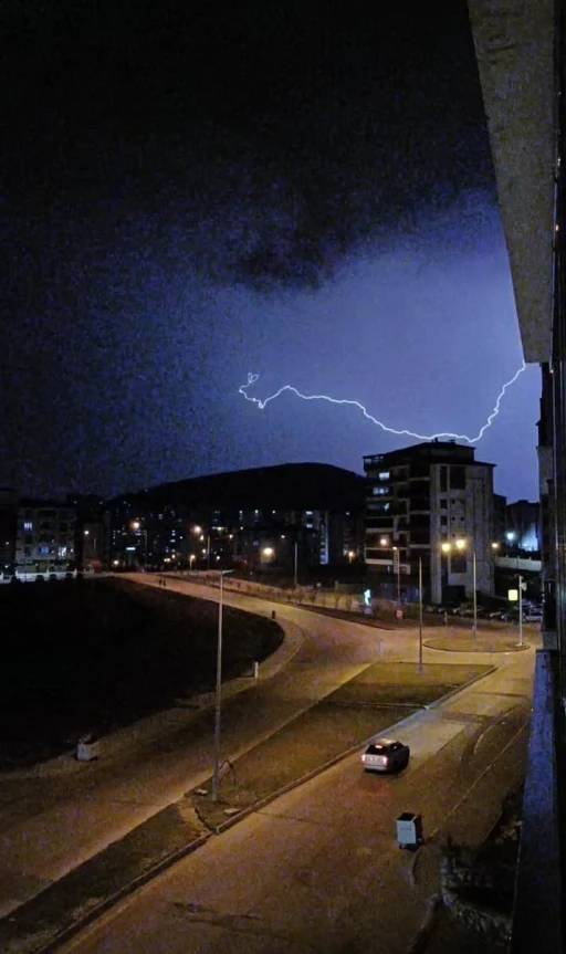 Elazığ’da şimşekler geceyi aydınlattı
