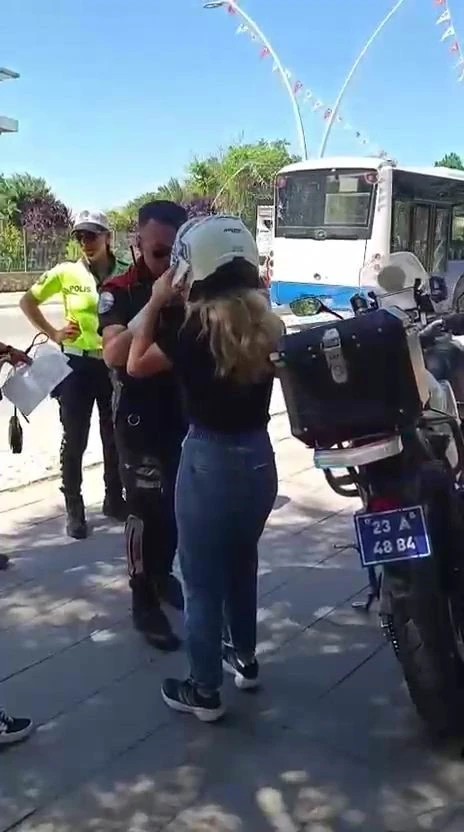 Elazığ’da sınava geç kalan öğrencilerin yardımına polis yetişti
