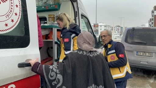 Elazığ&rsquo;da sitede doğal gaz zehirlenmesi: 1&rsquo;i &ccedil;ocuk 6 kişi hastaneye kaldırıldı
