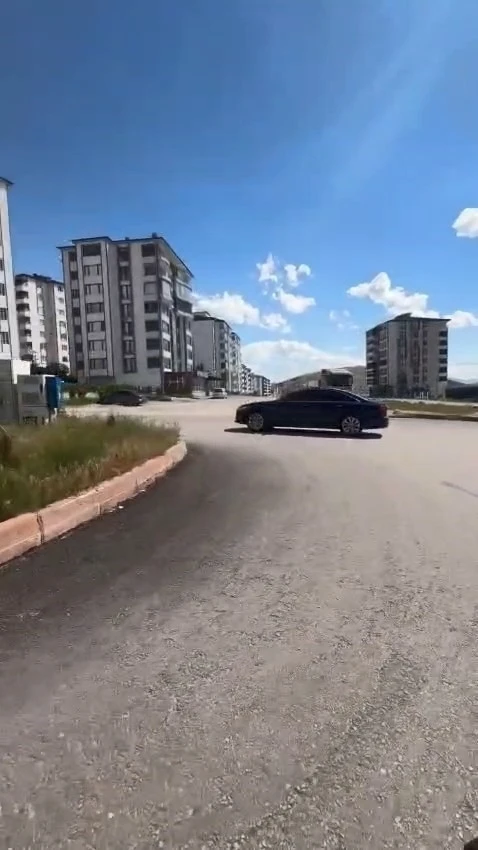 Elazığ&rsquo;da s&uuml;r&uuml;c&uuml; plakasını kapatarak drift yaptı
