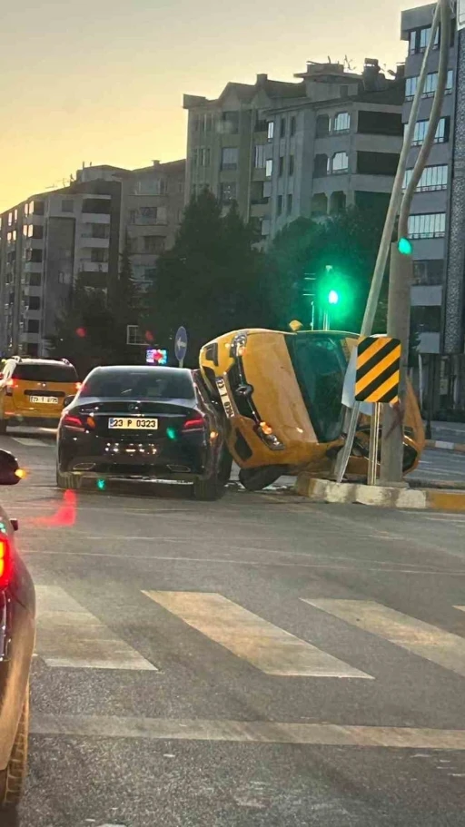 Elazığ’da ticari taksi ile otomobil çarpıştı: 2 yaralı
