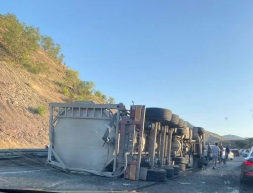 Elazığ’da tır devrildi: 1 yaralı
