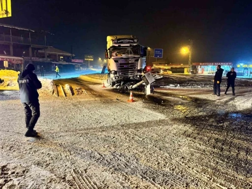 Elazığ&rsquo;da tır kavşaktaki ref&uuml;je &ccedil;ıktı:  1 yaralı
