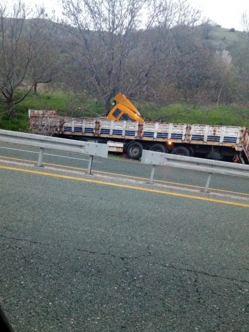 Elazığ&rsquo;da tır yoldan &ccedil;ıktı: 1 yaralı
