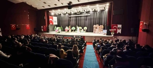 Elazığ’da tiyatro festivali yoğun ilgi gördü
