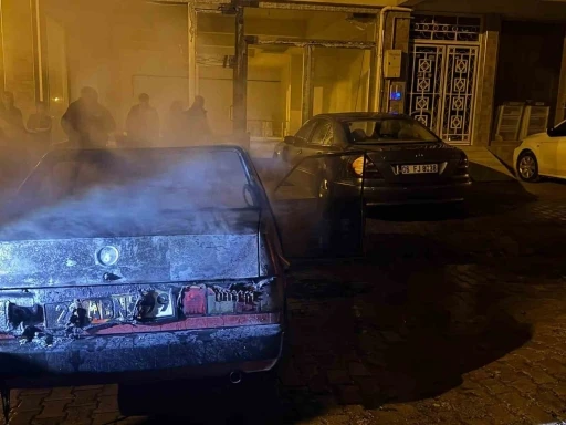 Elazığ&rsquo;da TOFAŞ ara&ccedil; alev alev yandı

