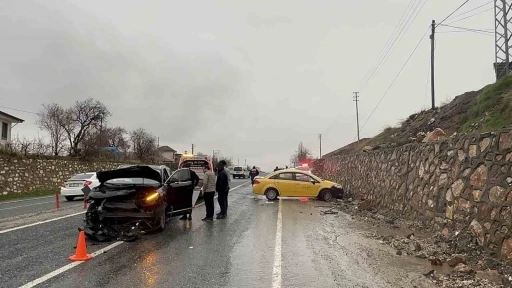 Elazığ&rsquo;da trafik kazası: 2 yaralı
