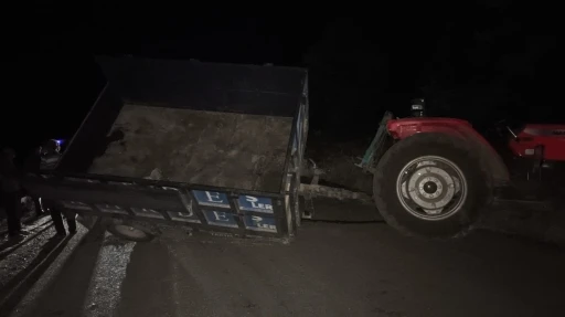 Elazığ&rsquo;da trakt&ouml;rle otomobil &ccedil;arpıştı: 3&rsquo;&uuml; ağır 10 yaralı
