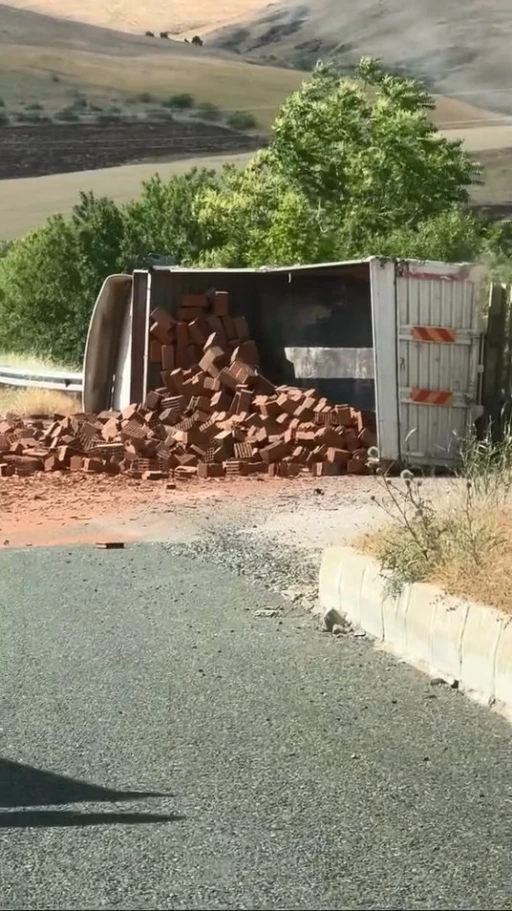 Elazığ&rsquo;da tuğla y&uuml;kl&uuml; kamyon devrildi: 1 yaralı
