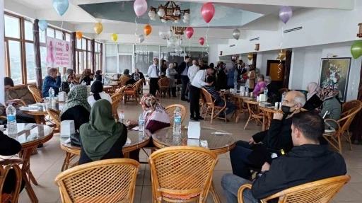 Elazığ’da üniversite öğrencileri kanser hastalarına moral verdi
