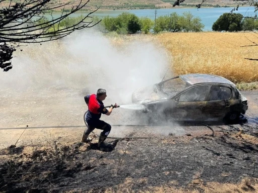 Elazığ&rsquo;da yanan ara&ccedil; k&uuml;le d&ouml;nd&uuml;
