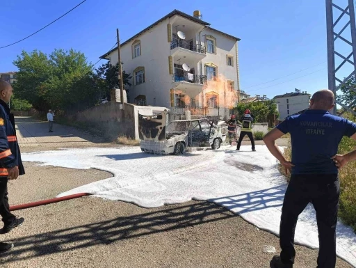 Elazığ&rsquo;da yanan ara&ccedil; k&uuml;le d&ouml;nd&uuml;
