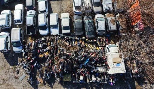 Elazığ&rsquo;da yediemin otoparkında yosun tutan ara&ccedil;lar: 500 milyon TL&rsquo;lik servet &ccedil;&uuml;r&uuml;yor
