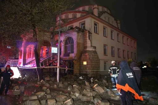 Elazığ&rsquo;da yıldırımın isabet ettiği caminin minaresi yıkıldı
