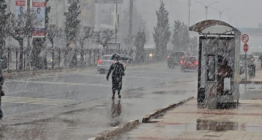 Elazığ&rsquo;da yoğun kar yağışı
