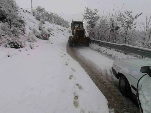 Elazığ’da yoğun kar yağışı sonrası yolda mahsur kalan araç kurtarıldı
